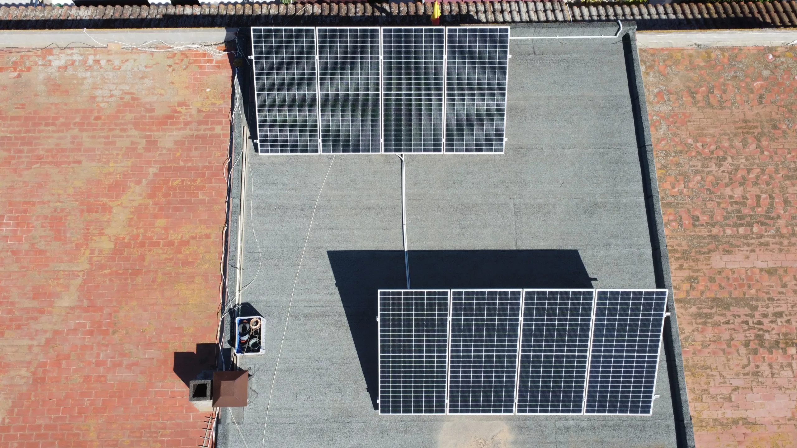 Instalación fotovoltaica de 8 paneles e inversor de 4kW