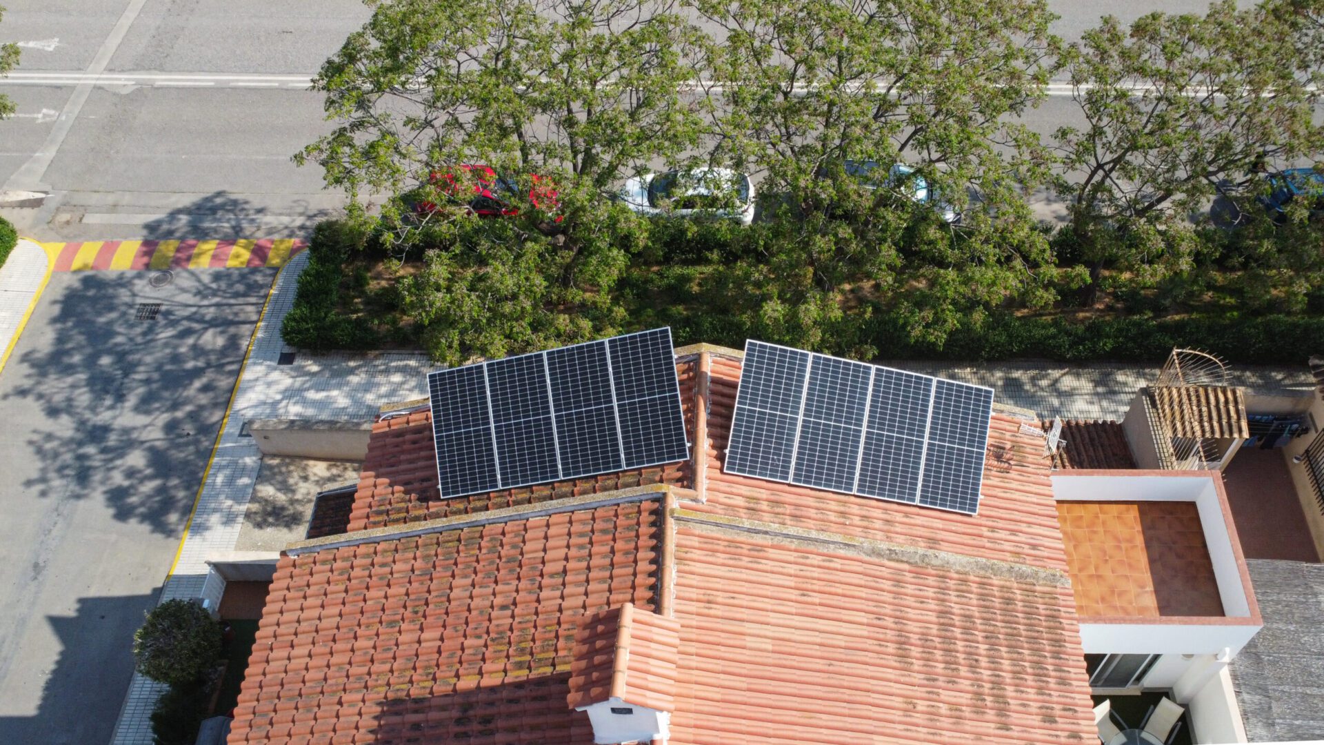 Instalación fotovoltaica de 8 paneles e inversor de 6kW